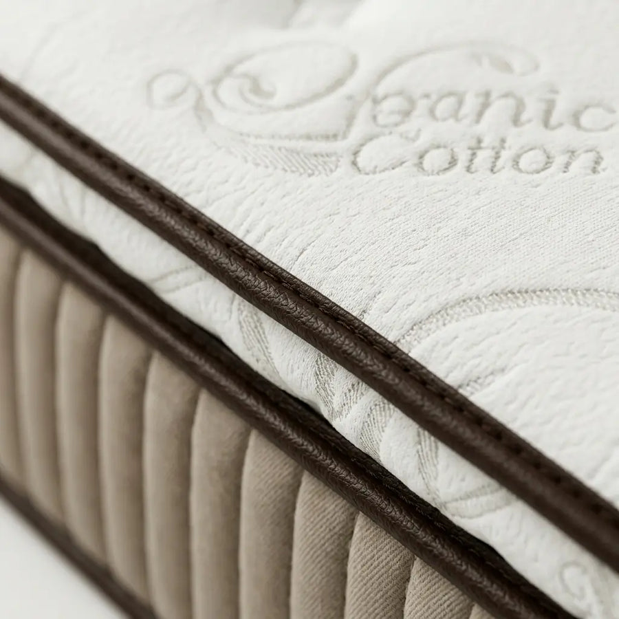 Detail du coutil en coton organique du matelas Nuage avec inscription Organic Cotton