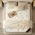 Vue du dessus du matelas Nuage sur un lit avec oreillers plateau petit-dejeuner et linge de lit beige